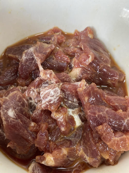 牛肉怎么腌才嫩?大厨教你3个技巧,不放料酒不放鸡蛋,滑嫩可口