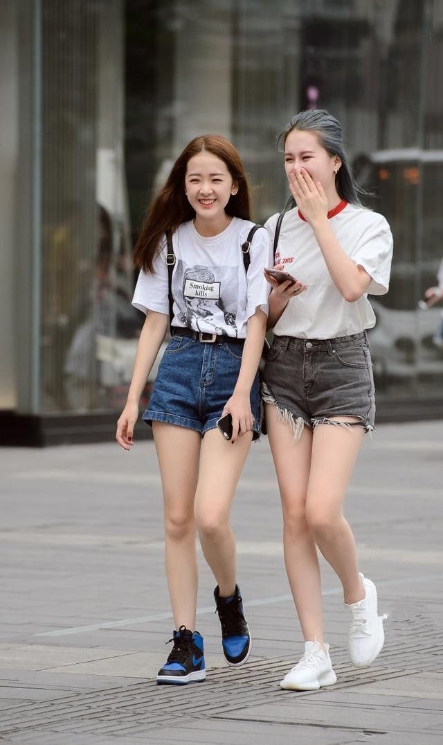 美女|美女灰色上衣搭配黑色纱裙,身材高挑,气质十足