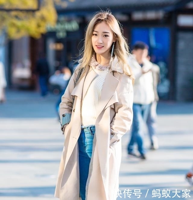 街拍:牛仔裤简洁大气,打造窈窕身材超有型