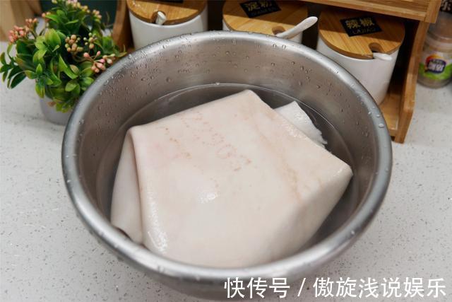 猪皮冻|做猪皮冻，记住“1揉1刮2泡”，皮冻透亮弹牙，味道正成功率高