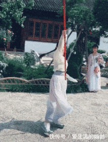 |搞笑GIF:我不想跳舞,非要天天拉着我来,真没意思