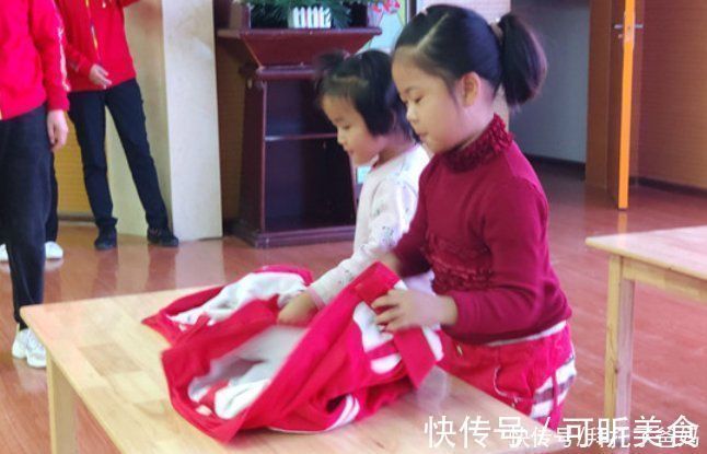 如厕|幼儿园午睡起床后,老师和孩子在忙什么?不是在穿衣叠被