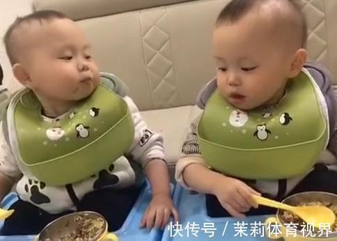 哥哥|“糊涂蛋哥哥”错把饭喂到弟弟嘴里,瞬间慌了“小手一摊”萌化了