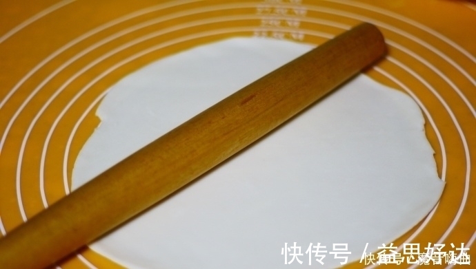 这款面食很简单,用开水烫一烫,烙一烙,又香又脆,隔天做一回