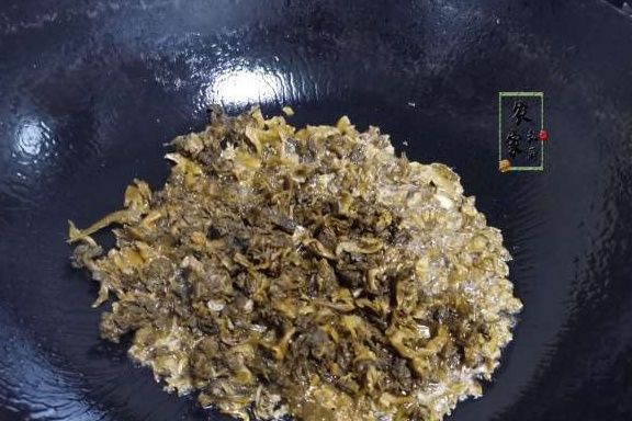 米粉|被人“嫌弃”的菜,却是女儿的最爱,用它煮粉条,酸爽开胃特别香