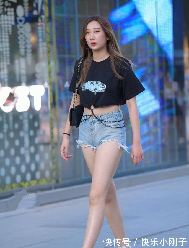 协调|黑色个性短袖搭配蓝色短裤,色彩协调,有助于塑造整体的和谐感