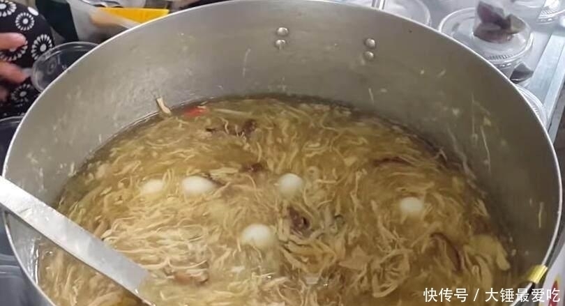 营养丰富|下岗大妈街边卖这独特的“汤”,10块一杯,不到1小时全抢光