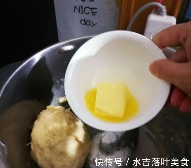 自己在家做面包，加核桃、腰果、芝麻、葡萄干、大枣等，营养十足！