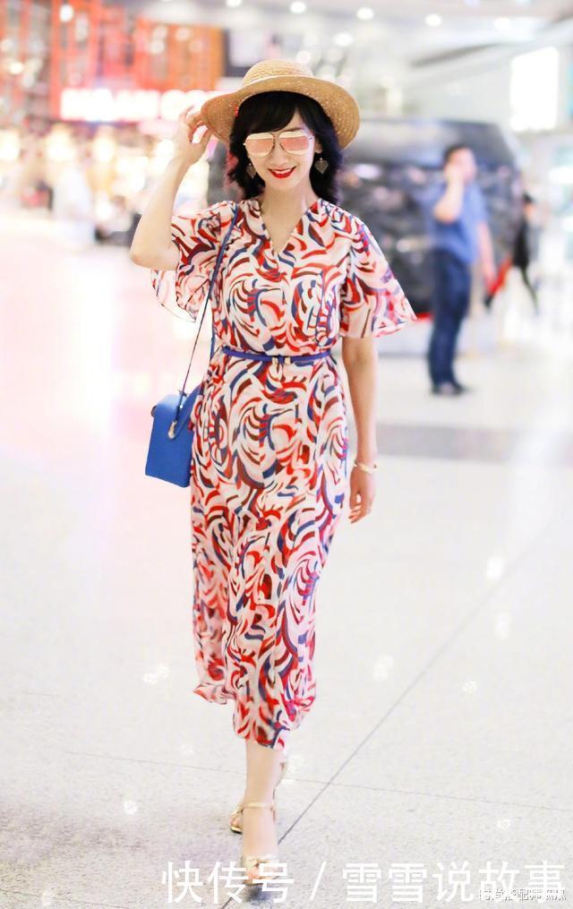 50岁女人穿衣不显老!记住这3点最关键,时髦气质更显年轻!