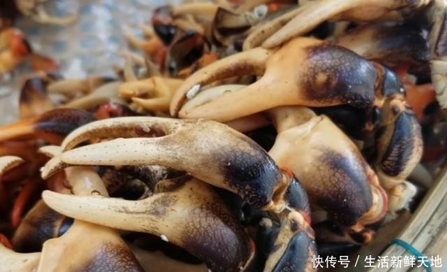 美食|大妈背着箩筐卖它,曾经溪水中“多不胜数”,现在得30元一斤