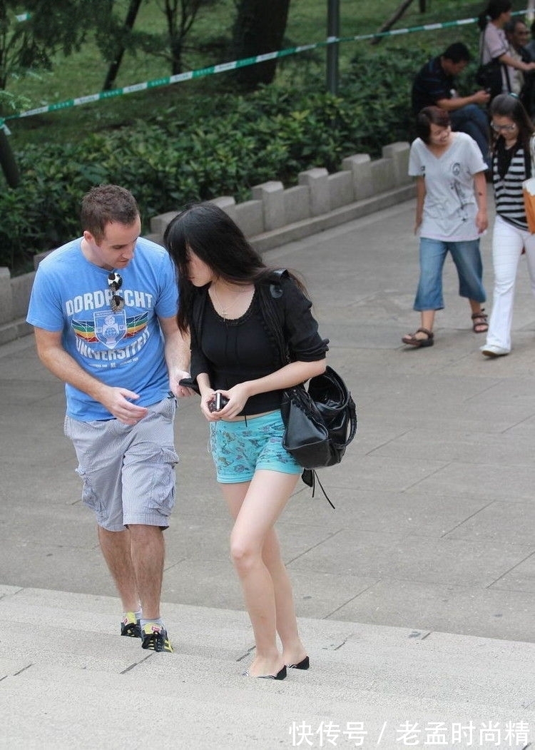 短裤|街拍天蓝色短裤美女和她的老外男友
