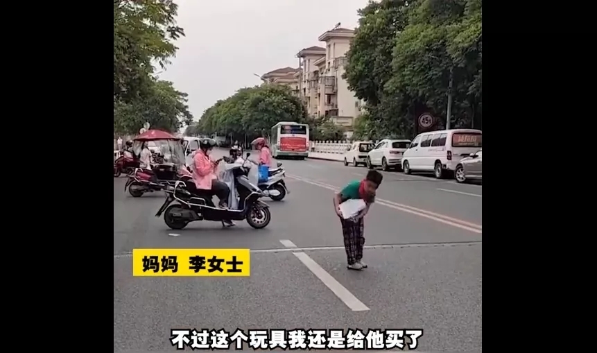 好奇心|为什么孩子一出门就要买玩具?背后原因很让人心疼