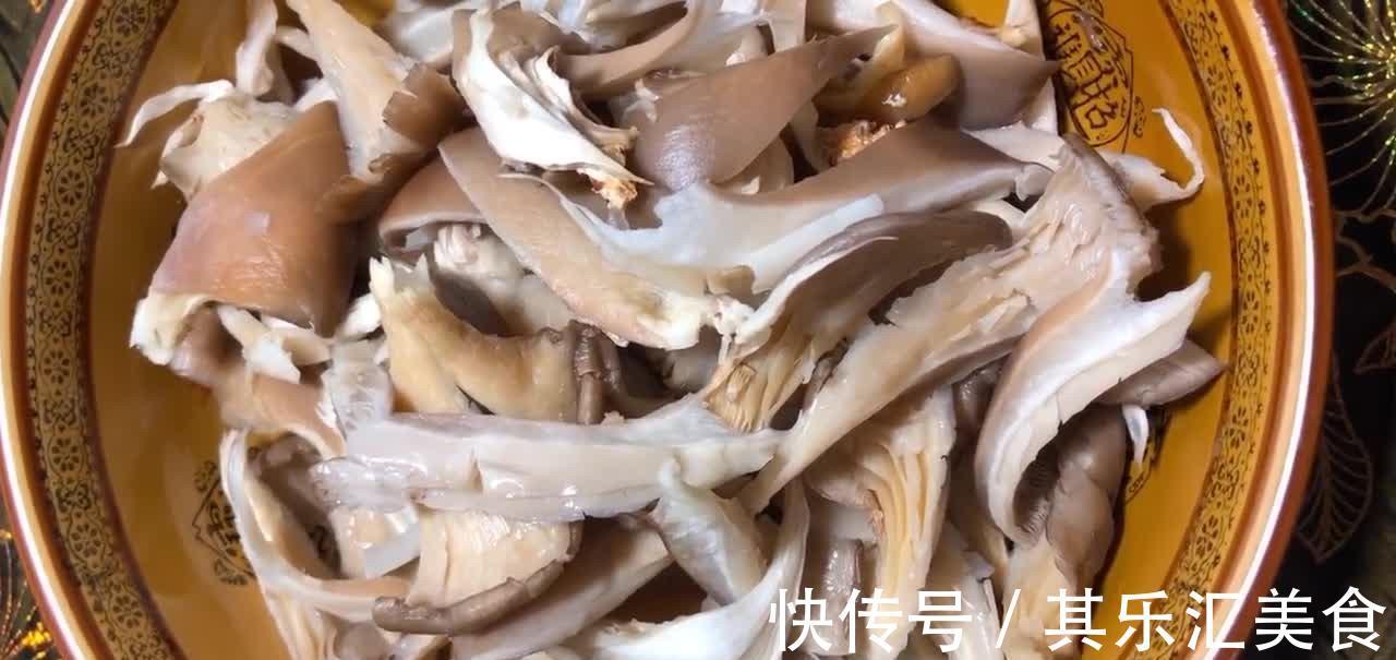 炒鲜蘑,鲜嫩爽滑鲜美入味,营养物质易被人体吸收,吃着比肉都香