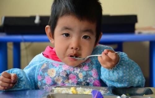 食用|世卫组织呼吁停止食用，比陈醋还伤骨骼，提醒家长：尽早撤下餐桌