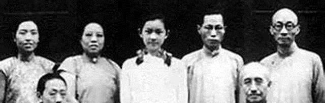 出身$她出身名门,祖母是上海滩交际花,母亲是一代名媛,前夫更厉害