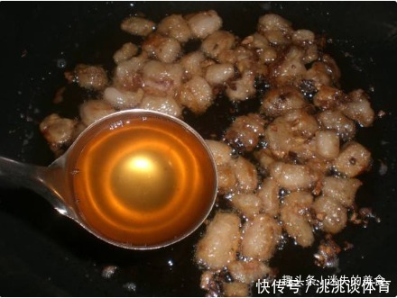 熬猪油时|84岁奶奶说熬猪油不能只加水,多加1样,又白又香,炒菜特好吃