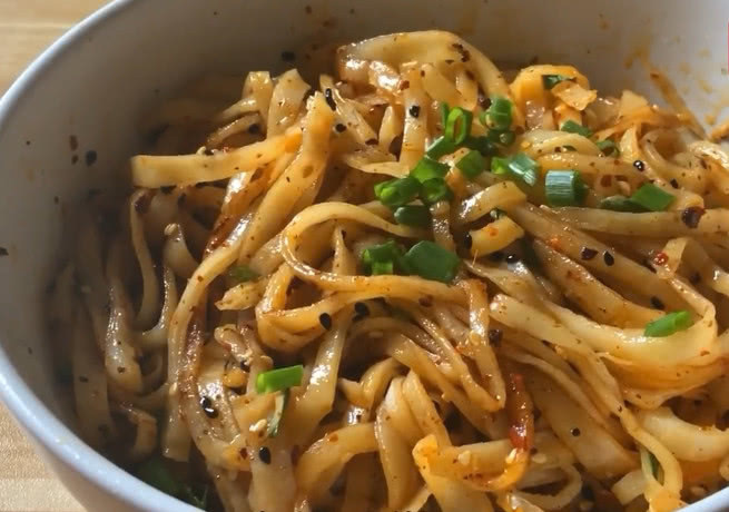 面条不用手擀了,电饼铛就能做,面糊瞬间变面条,比手擀面都好吃