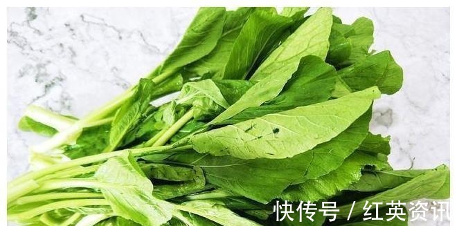 不管炒什么青菜,掌握1个小技巧,菜叶绿得发亮,不变黑