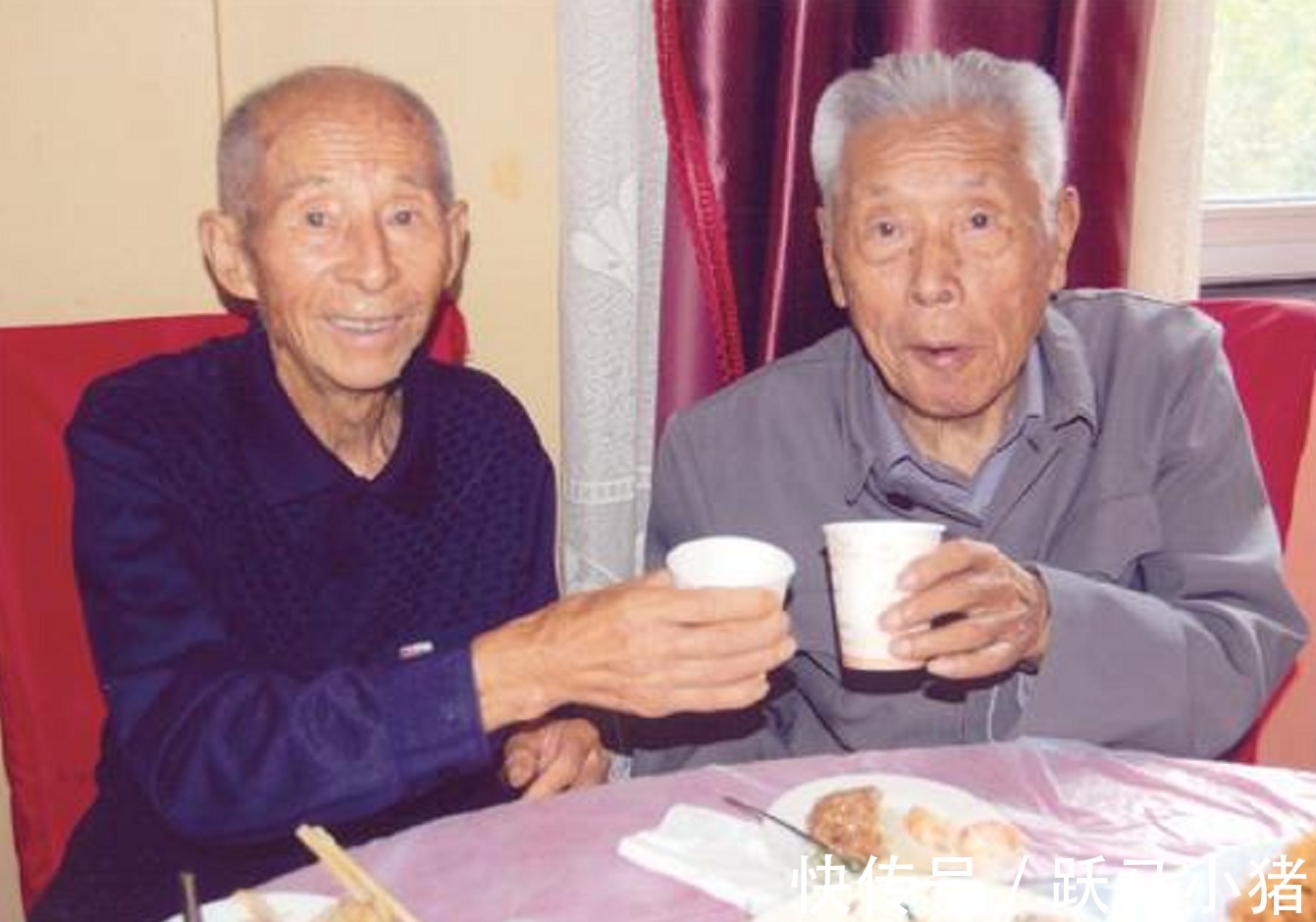 缺陷|“袖珍丈夫”走红，和妻子牵娃上街，路人问宝妈3个都你生的