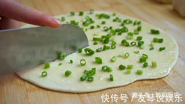 做孩子更易消化的烫面饼，柔软又筋道，筠宝一口气吃三块