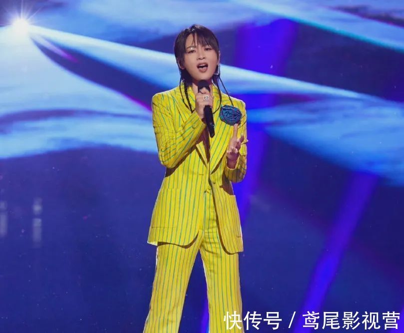 两台晚会全员真唱，年轻艺人表现亮眼，易烊千玺被前辈称赞
