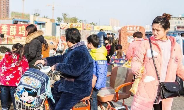 抬不|去参加家长会,穿衣打扮不能小觑!这三种父母会让娃“抬不起头”