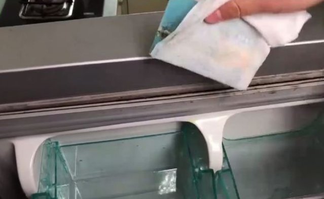 纱布|家里冰箱胶条发霉,别用水擦了!教你1招干净如新!