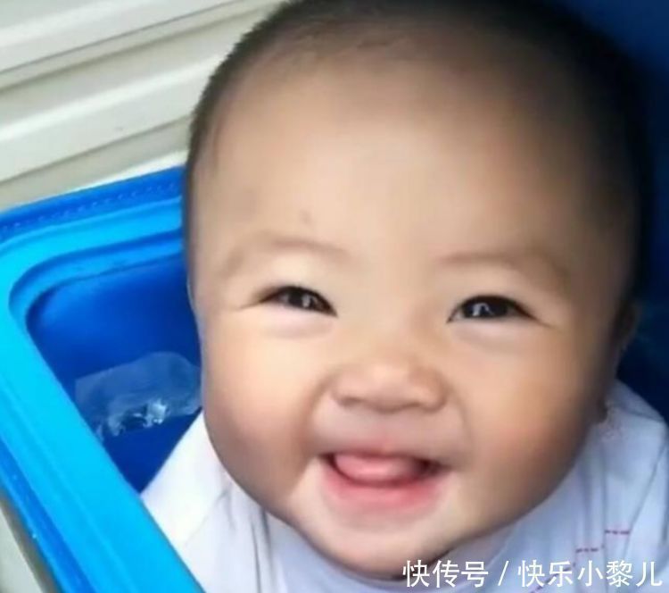 外卖箱|出生6个月住在外卖箱里,陪爸爸送餐的萌娃长大了,笑容依然治愈