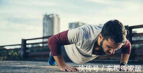 仰卧起坐|男人在睡觉前坚持做俯卧撑，可能有以下三种好处，早看早好！