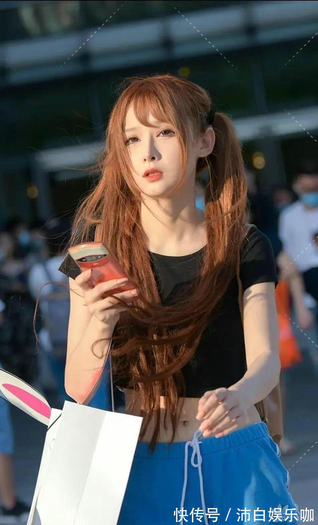 糖果色 对身材苗条的女孩来说,修身、浅色的牛仔裤是非常值得尝试的选择