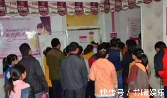 小婷|22岁产妇生孩子,家属来了18位,孩子刚出生所有人冲进了产房