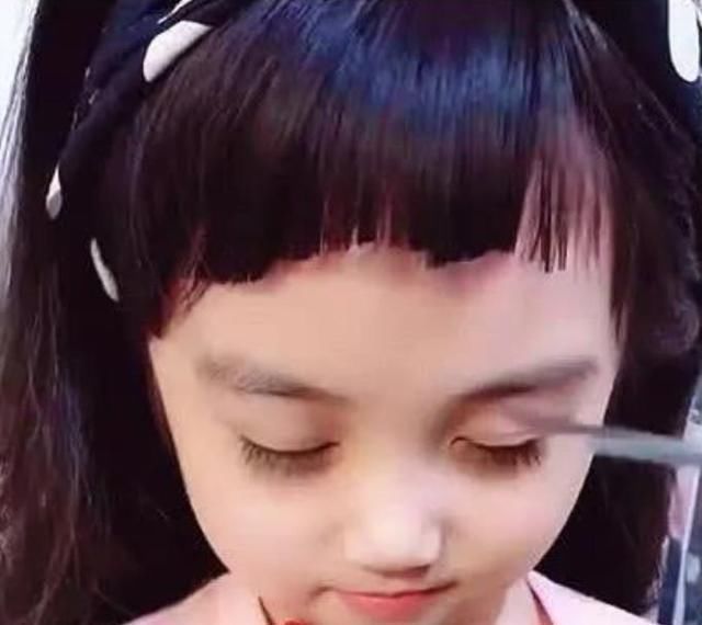 遗传|爸爸给女儿剪狗啃式刘海,娃一睁眼萌翻网友再坑的发型也不坑了