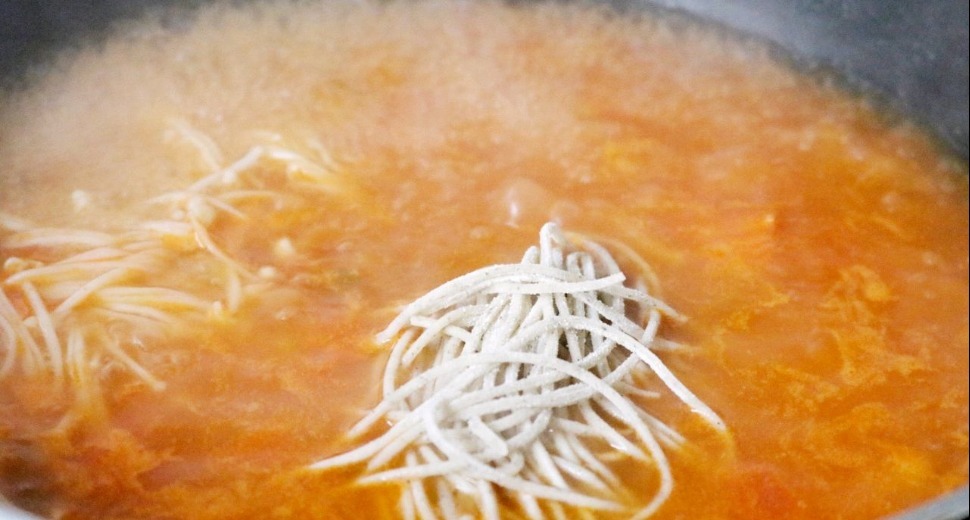 番茄酱|面条这样做，一碗不够吃！懒人也能快手做番茄肥牛浓汤面