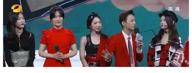 错位图|明星神级错位图：黄渤张艺兴接吻，何炅扎花辫，心疼吴亦凡五次！