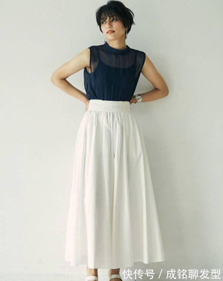 夏日|女人不管多大年纪，穿“半身裙”多配这几类上衣，温柔端庄有气质