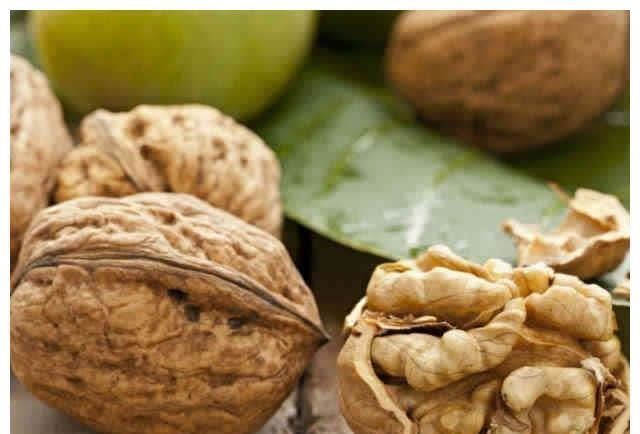 黑发|核桃配一宝,肾体强失眠跑了,白发变黑发,男女老少皆可食用