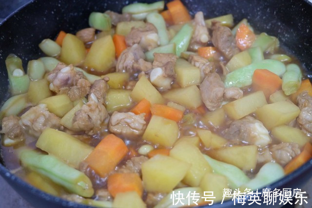 电饭锅只蒸白米饭太浪费，4种食材和大米同煮，有肉有菜香喷喷