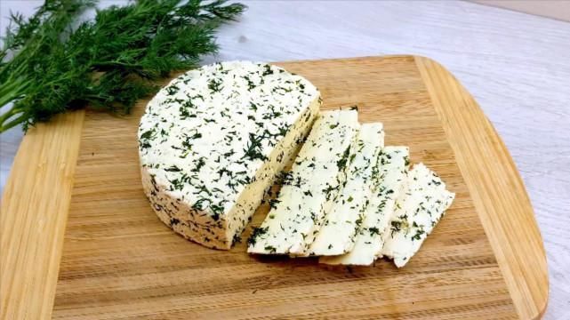 小茴香叶|临期牛奶别扔，加3个鸡蛋做成奶酪，2斤牛奶做一大块，又香又嫩