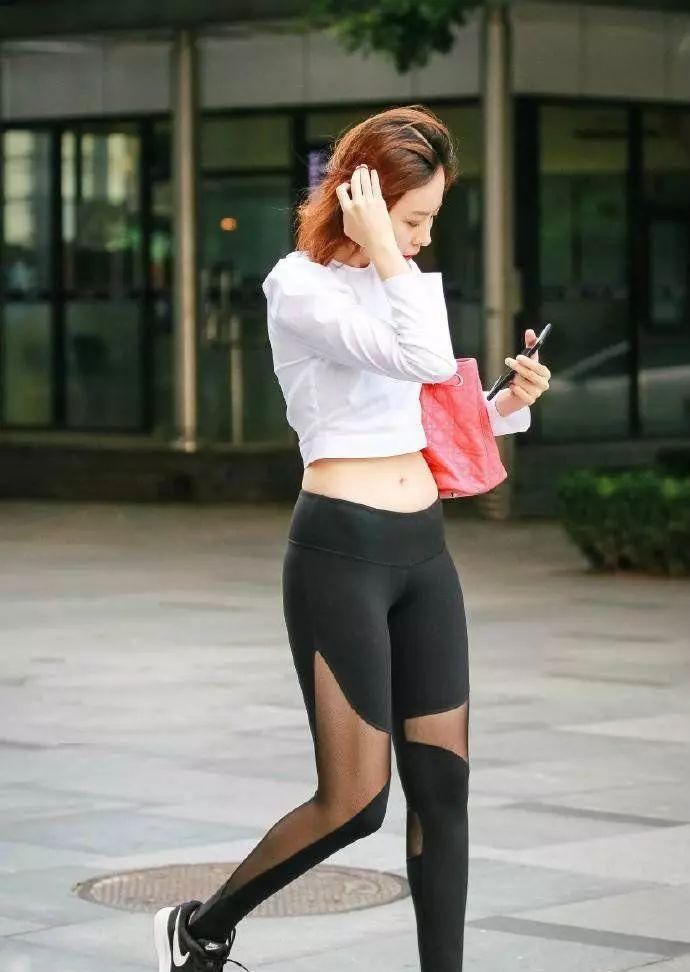 丝袜 瑜伽裤穿出了丝袜的感觉,款式虽然独特,但小姐姐的气质很是时尚