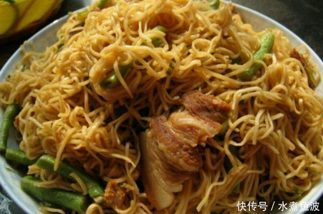 挂面别再煮着吃了,加点白菜五花肉上锅一焖,面条劲道入味特好吃