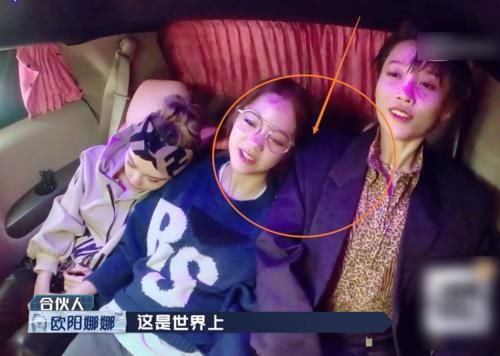 刘雨昕发现欧阳娜娜很疲倦，随后举动被镜头拍下，关系亲疏很显然