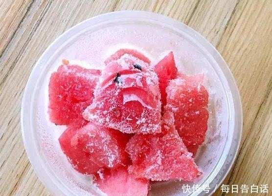 夏天|夏天吃水果,这6种水果冰冻一晚上,吃上一口爽呆啦!