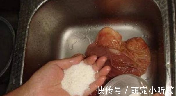 洗猪肚别再用食盐和面粉了,用它洗,又快又干净