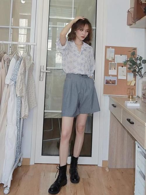 春季是碎花衬衫的“天下”，上身休闲百搭又清纯，突出自身的美