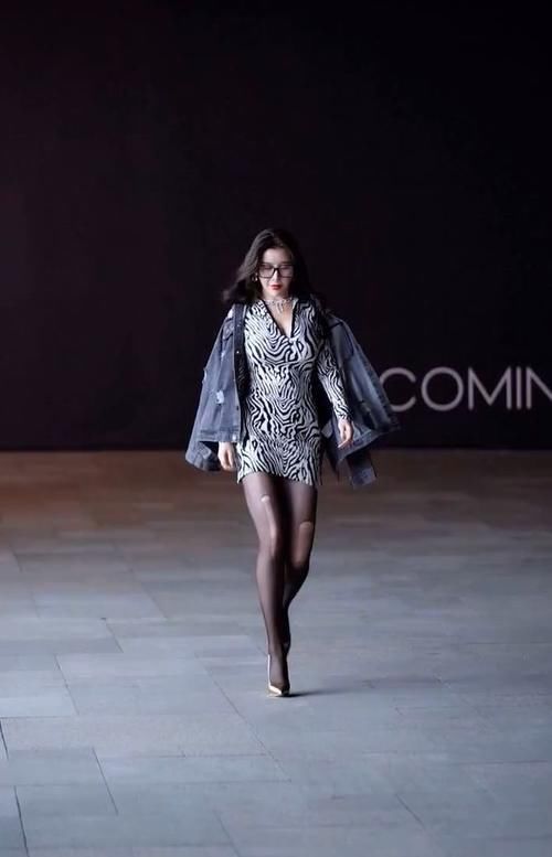 高级感|另类斑马裙性感时尚，搭上银色高跟鞋，透着高级感