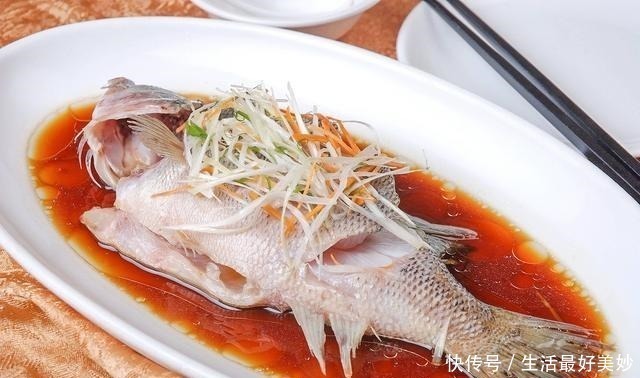 美味|大厨教你“清蒸鱼”专业做法，鱼肉鲜嫩又美味，营养全面老少爱吃