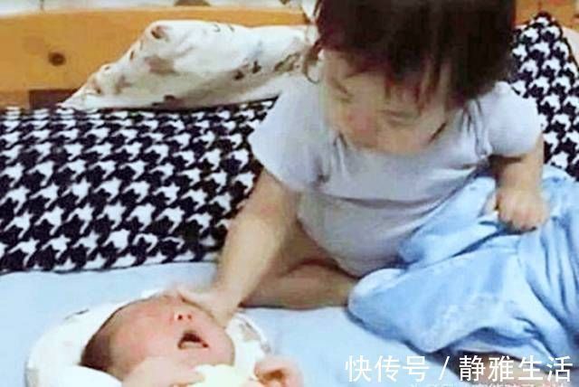 姐姐|姐姐睡觉被弟弟吵醒,见妈妈没在,姐姐下意识的举动让人暖心