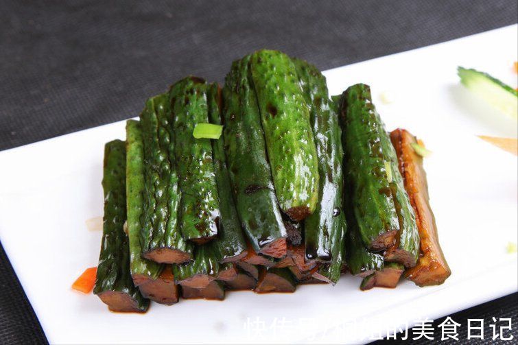 腌黄瓜，切忌放上调料直接拌，多加2步，黄瓜更入味，又香又爽脆