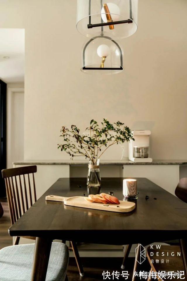 墨绿色|客厅没有茶几,空间却瞬间高级?看看她74㎡的家是怎么做的