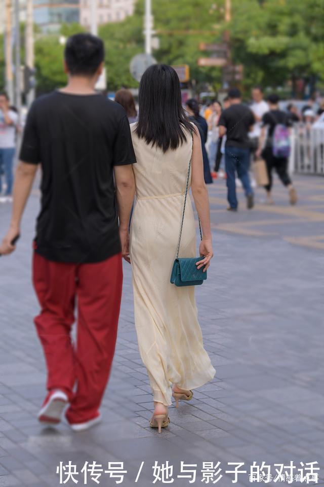 牛仔裤|时尚穿搭连衣裙和牛仔裤，两款穿搭有什么不同